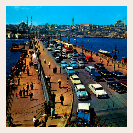 Istanbul mit der alten Galata-Brücke und der Yeni-Moschee in Eminönü im Hintergrund